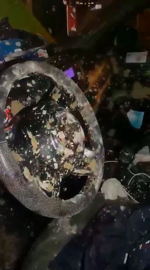 Çamura sapladıkları taksi sürücüsünü darp edip kaçtılar
