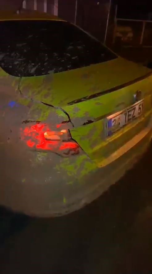 Çamura sapladıkları taksi sürücüsünü darp edip kaçtılar
