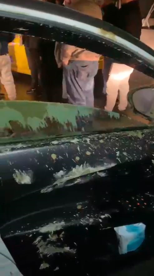 Çamura sapladıkları taksi sürücüsünü darp edip kaçtılar
