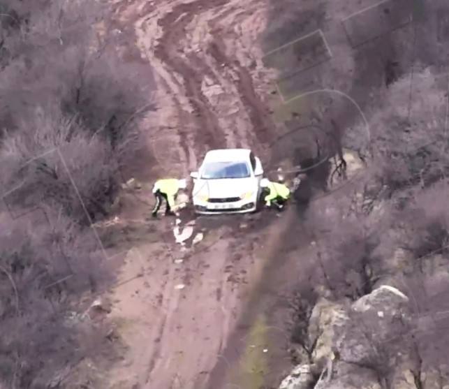 Çamura saplanan sürücünün imdadına polisler yetişti
