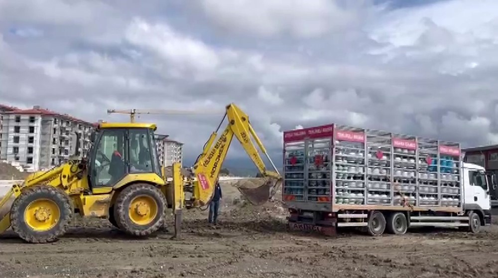 Çamura saplanan tüp yüklü kamyon kepçeyle kurtarıldı
