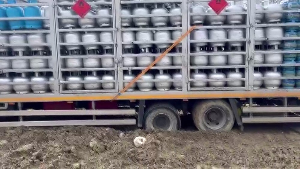 Çamura saplanan tüp yüklü kamyon kepçeyle kurtarıldı
