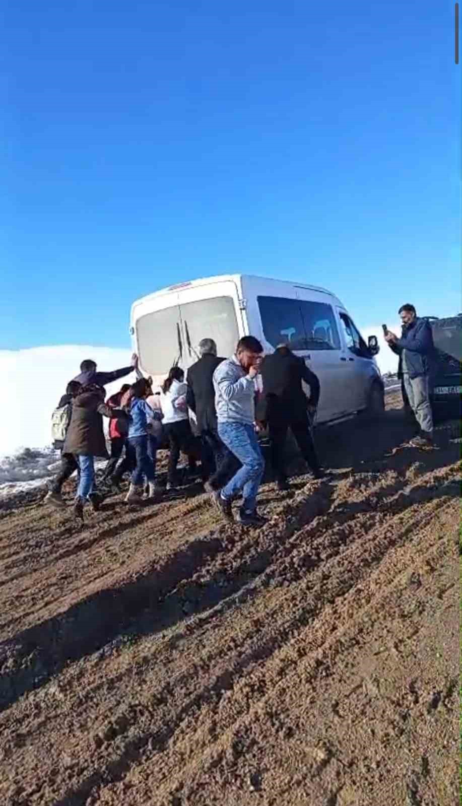 Çamurlu yollarda eğitim çilesi
