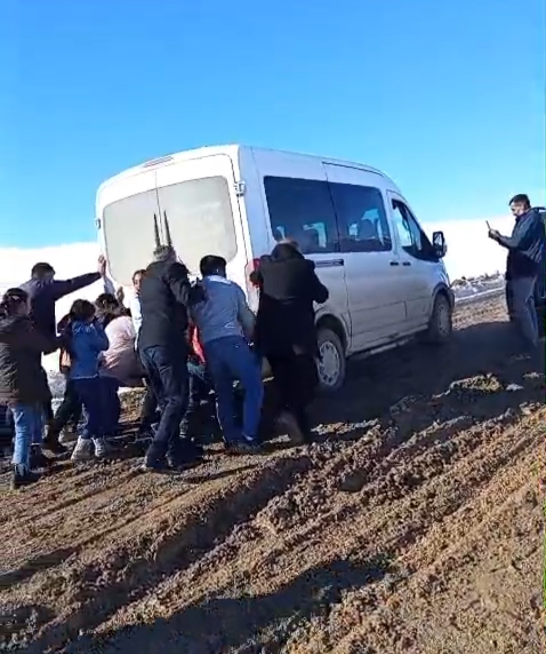 Çamurlu yollarda eğitim çilesi
