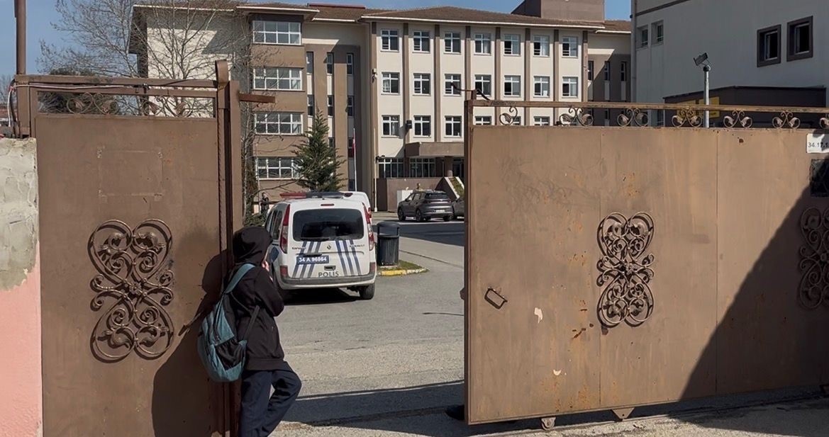 "Can güvenliğimiz yok" dedi, öğrencisi tarafından öldürüldü
"Can güvenliğimiz yok" dedi, öğrencisi tarafından öldürüldü