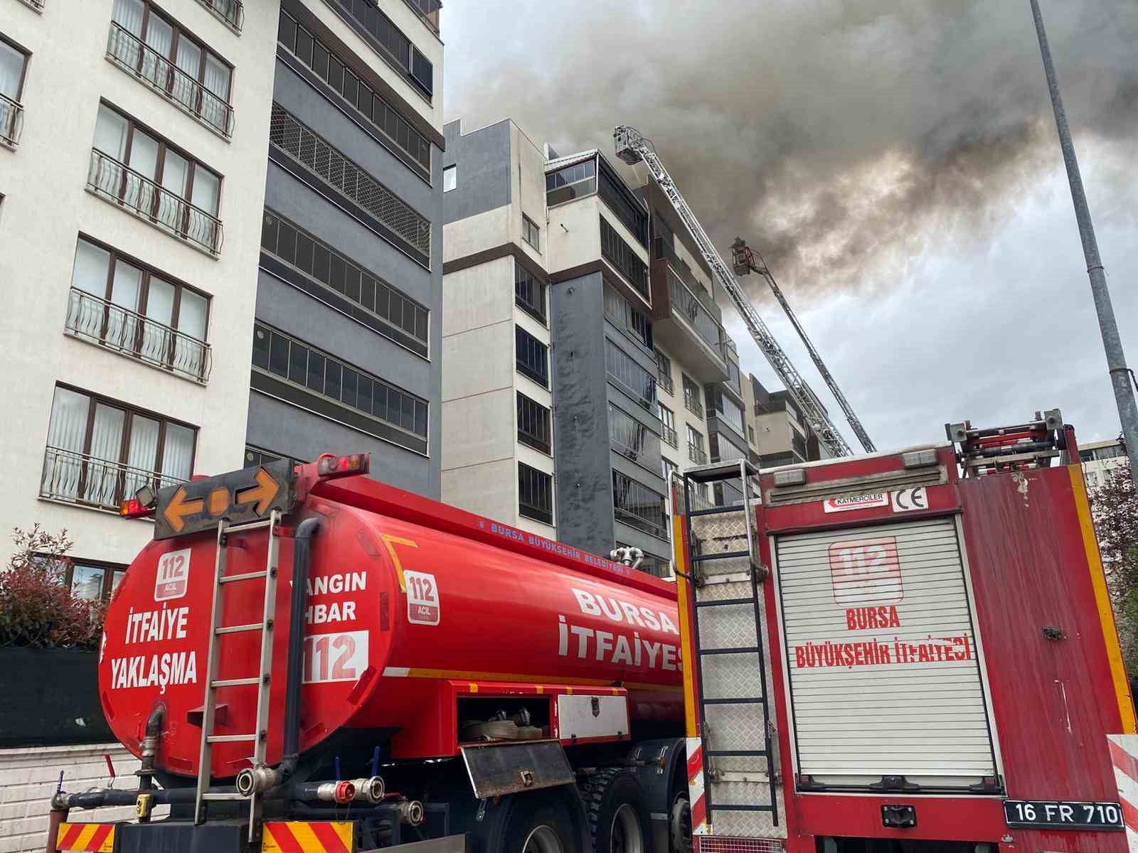 Can pazarında korku dolu anlar kameraya yansıdı... Metrelerce yüksekte itfaiye ekiplerini böyle bekledi
