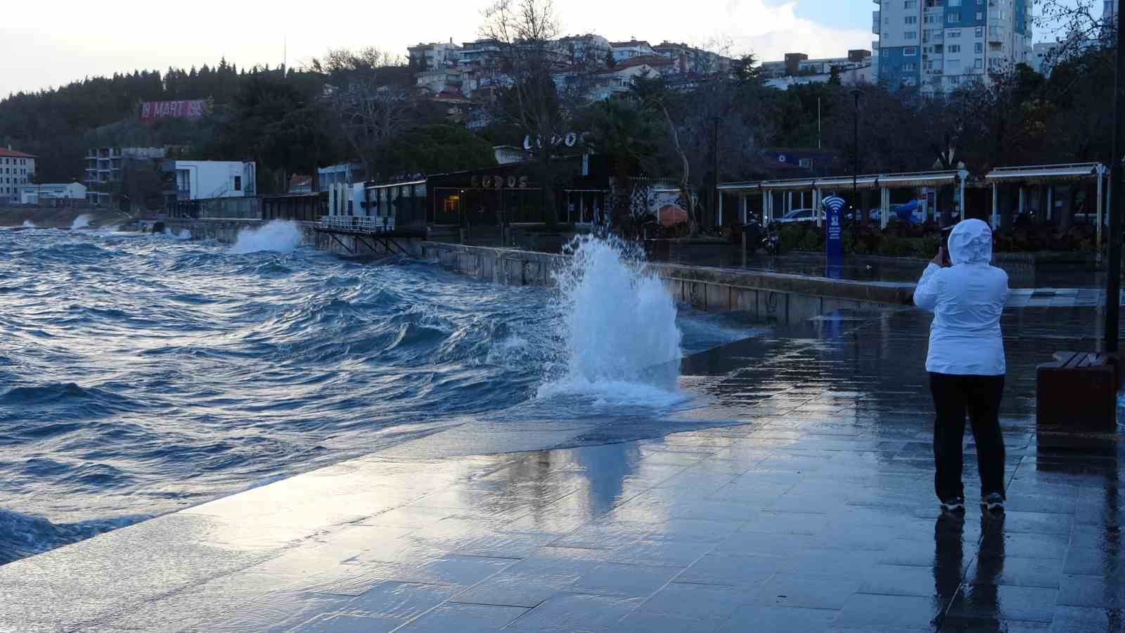 Çanakkale Boğazı fırtına nedeniyle kapatıldı, feribot seferleri durdu, dev dalgalar sahili dövdü
