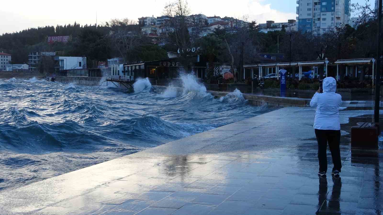 Çanakkale Boğazı fırtına nedeniyle kapatıldı, feribot seferleri durdu, dev dalgalar sahili dövdü

