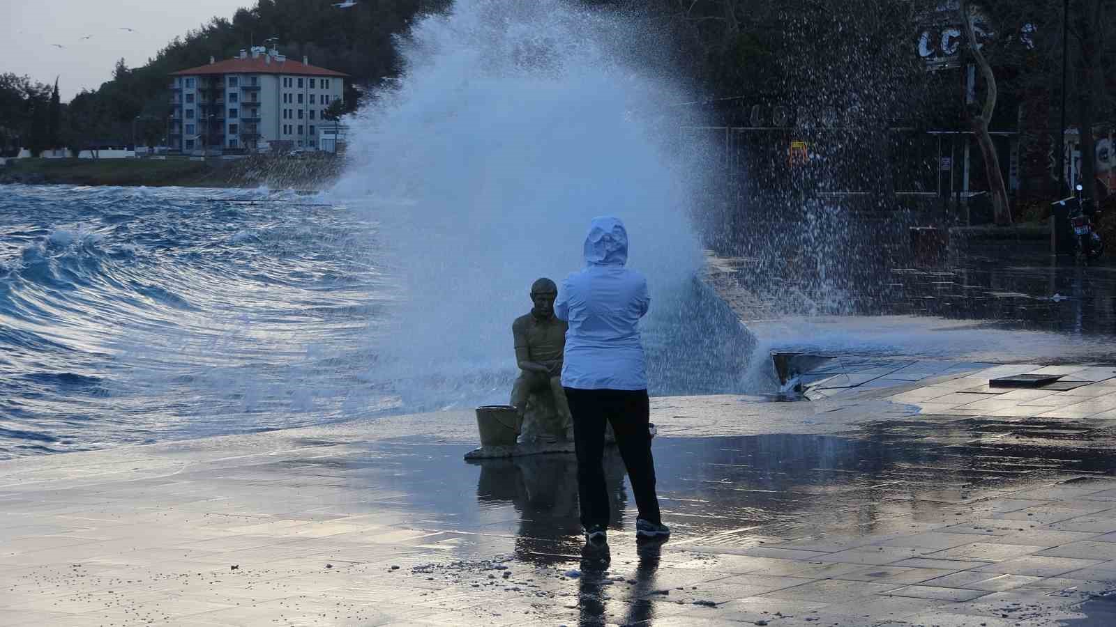 Çanakkale Boğazı fırtına nedeniyle kapatıldı, feribot seferleri durdu, dev dalgalar sahili dövdü
