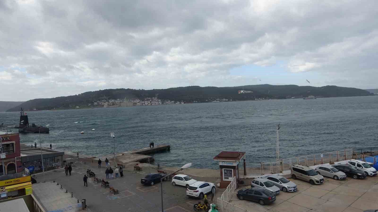 Çanakkale Boğazı fırtına nedeniyle trafiğe kapandı
