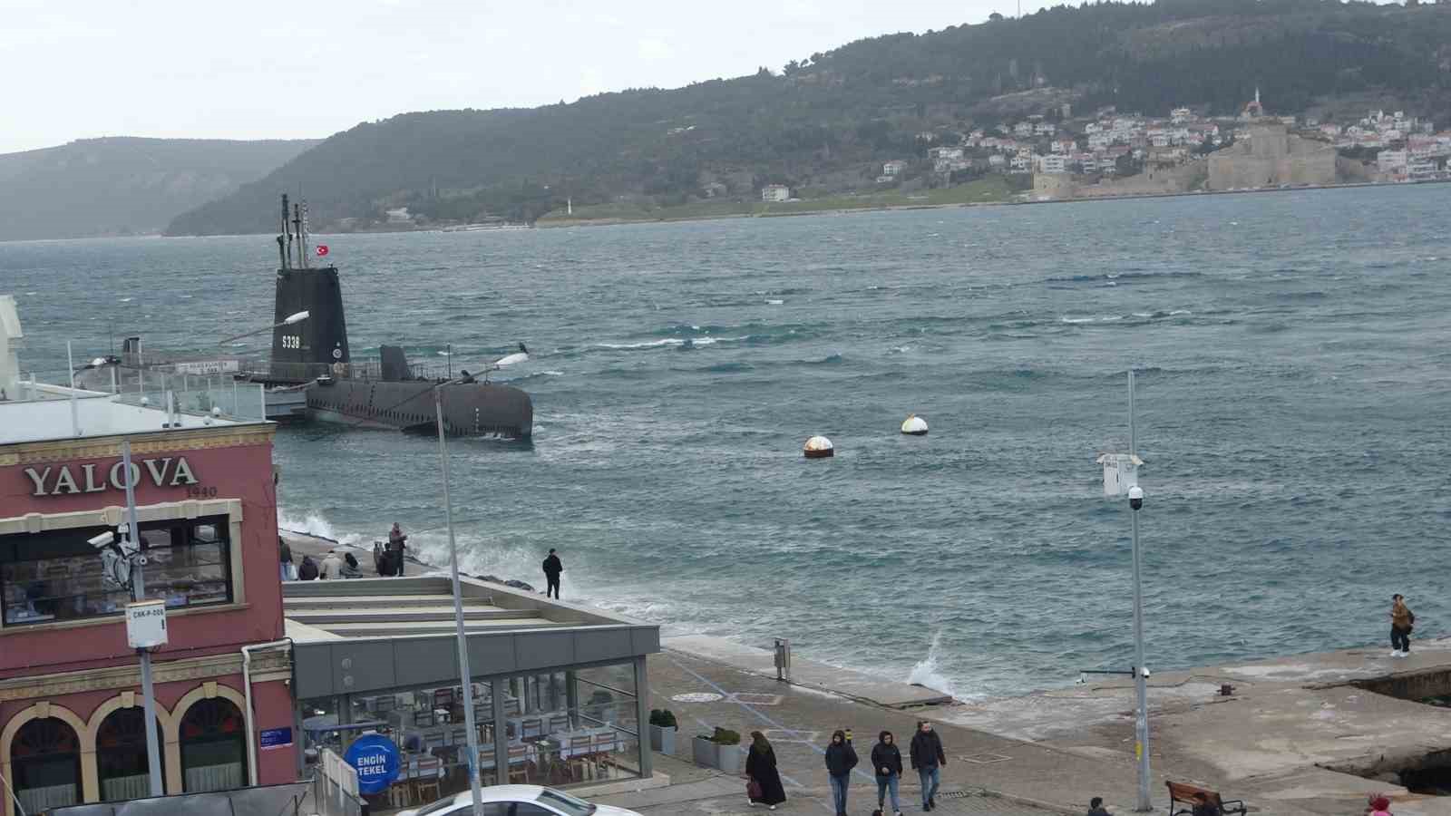 Çanakkale Boğazı fırtına nedeniyle trafiğe kapandı
