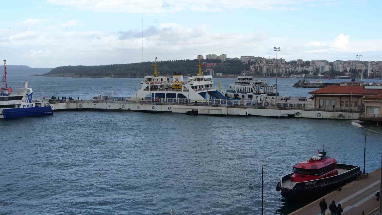 Çanakkale Boğazı fırtına nedeniyle trafiğe kapandı
