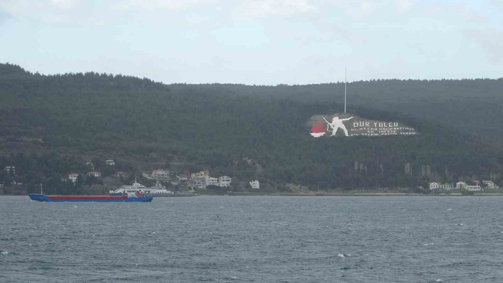 Çanakkale Boğazı fırtına nedeniyle trafiğe kapandı
