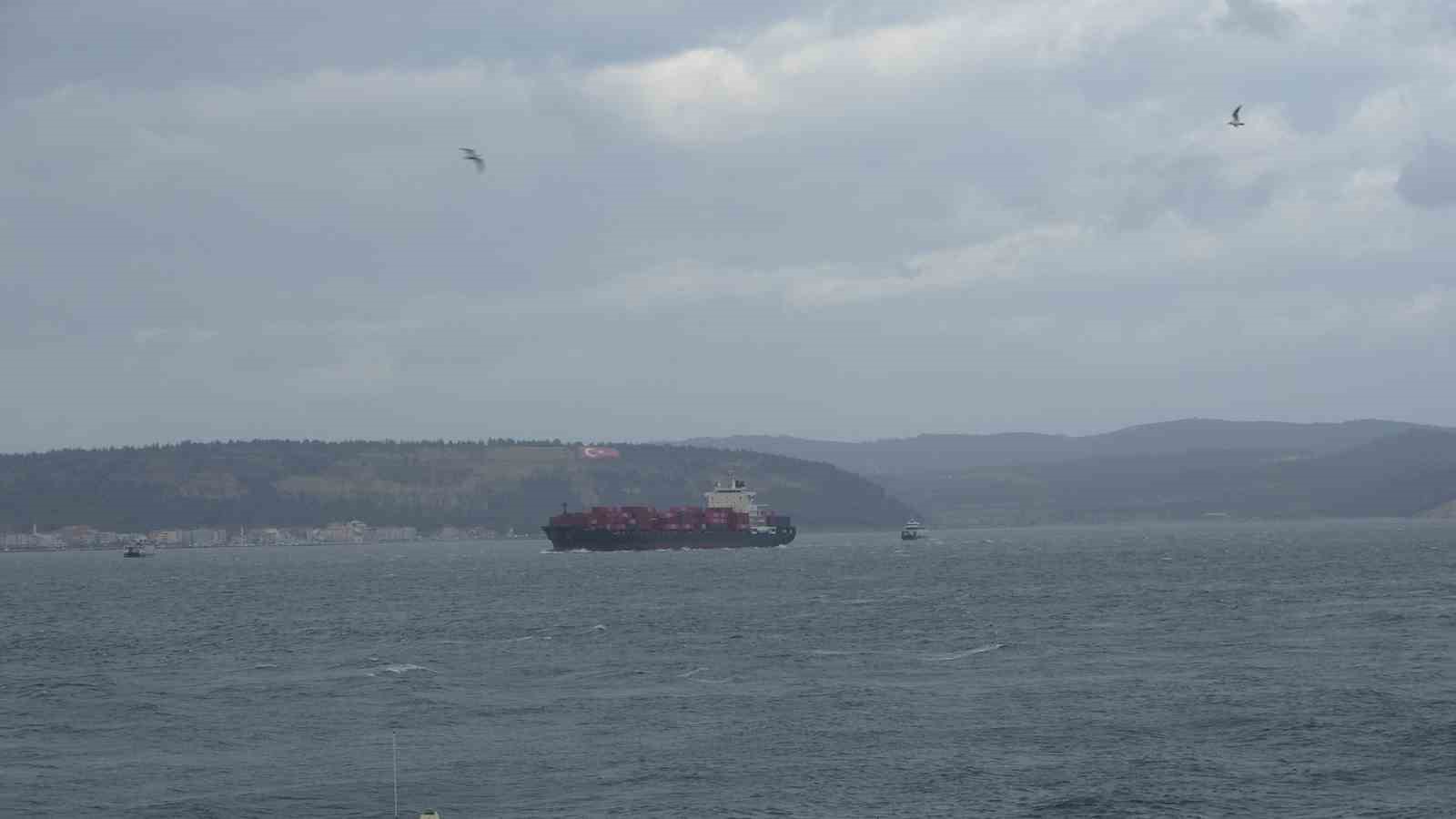 Çanakkale Boğazı fırtına nedeniyle trafiğe kapandı
