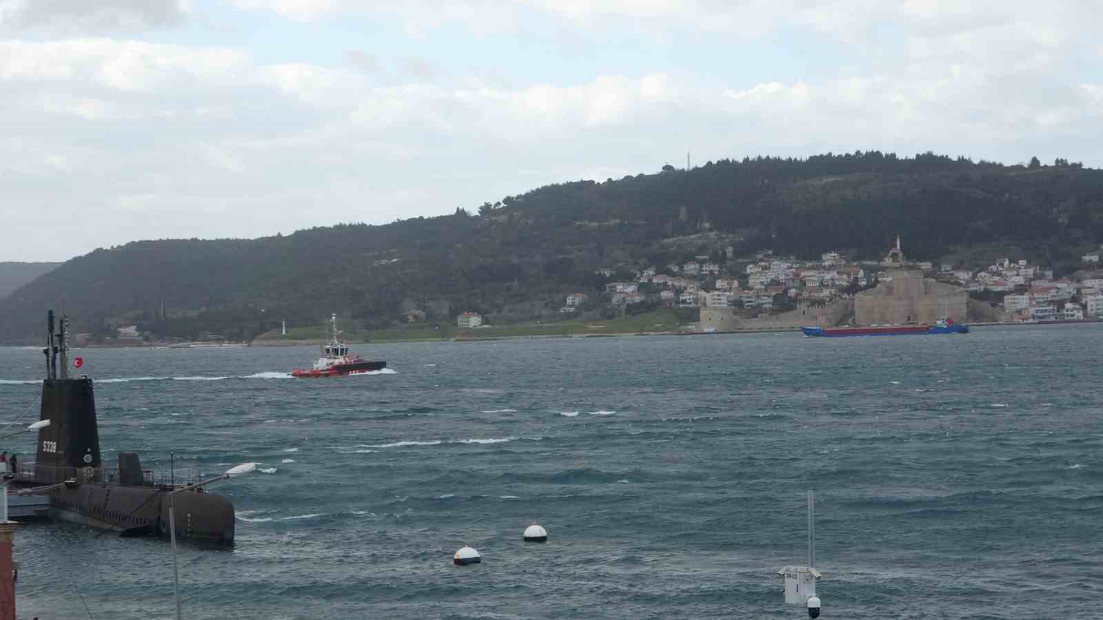 Çanakkale Boğazı fırtına nedeniyle trafiğe kapandı
