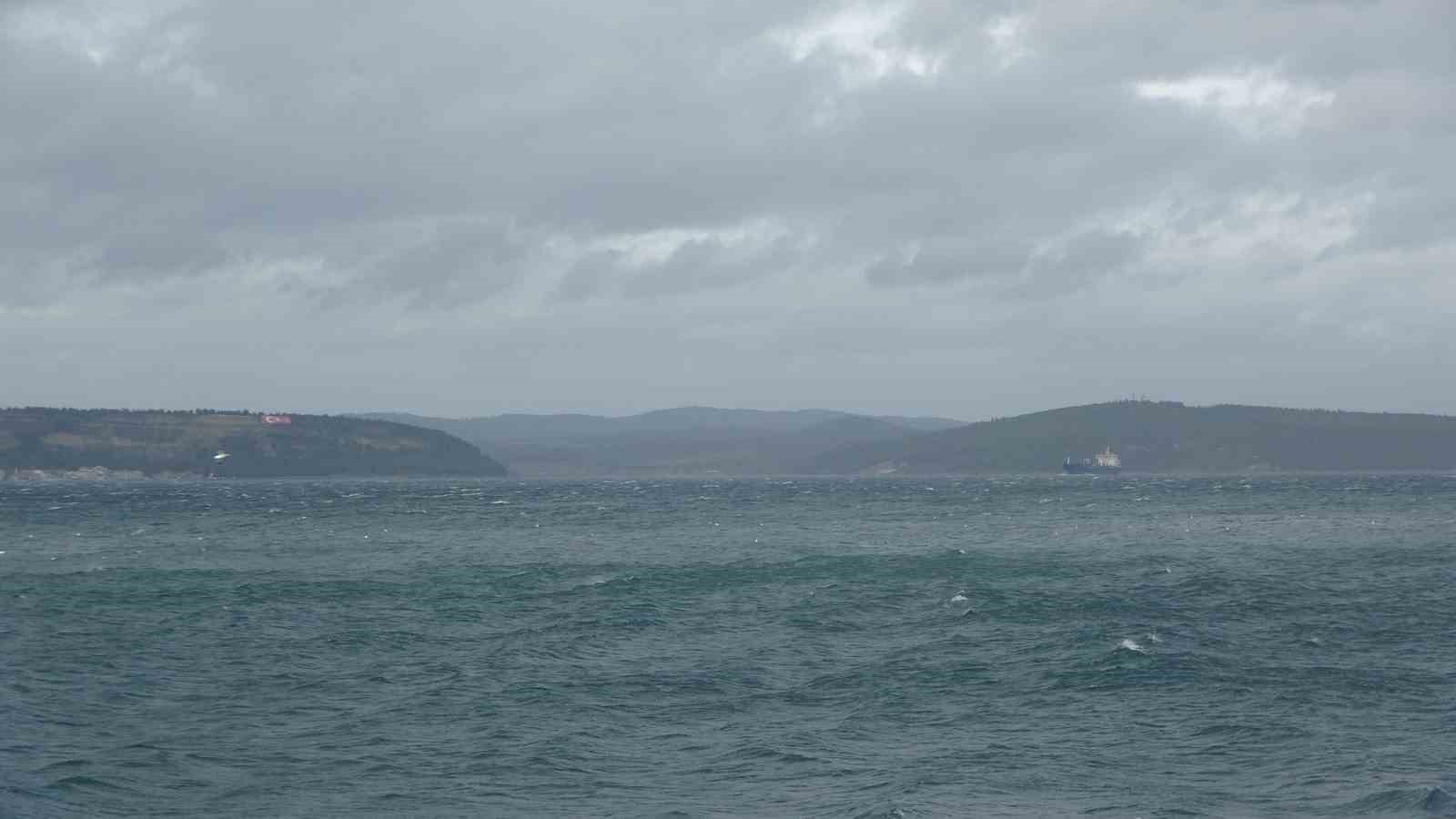 Çanakkale Boğazı fırtına nedeniyle trafiğe kapandı
