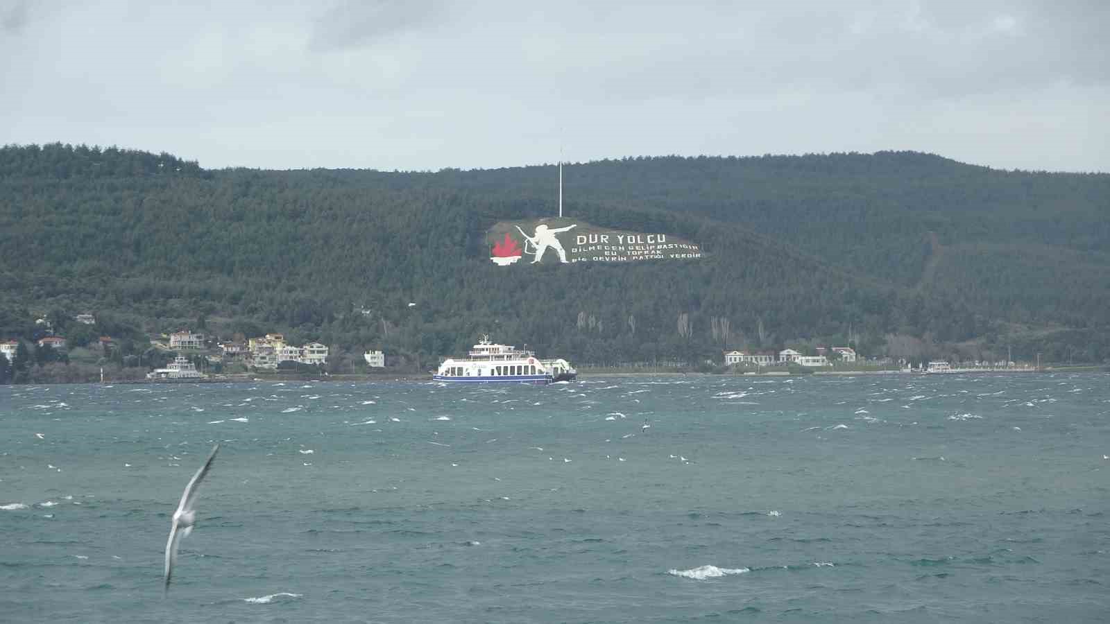 Çanakkale Boğazı fırtına nedeniyle trafiğe kapandı
