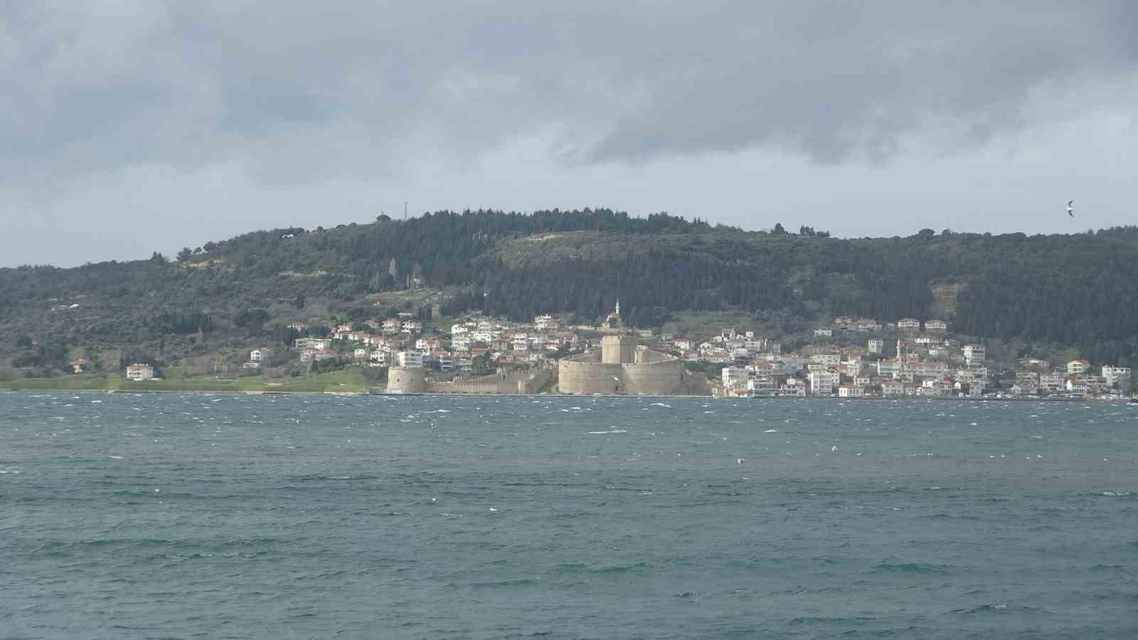 Çanakkale Boğazı fırtına nedeniyle trafiğe kapandı
