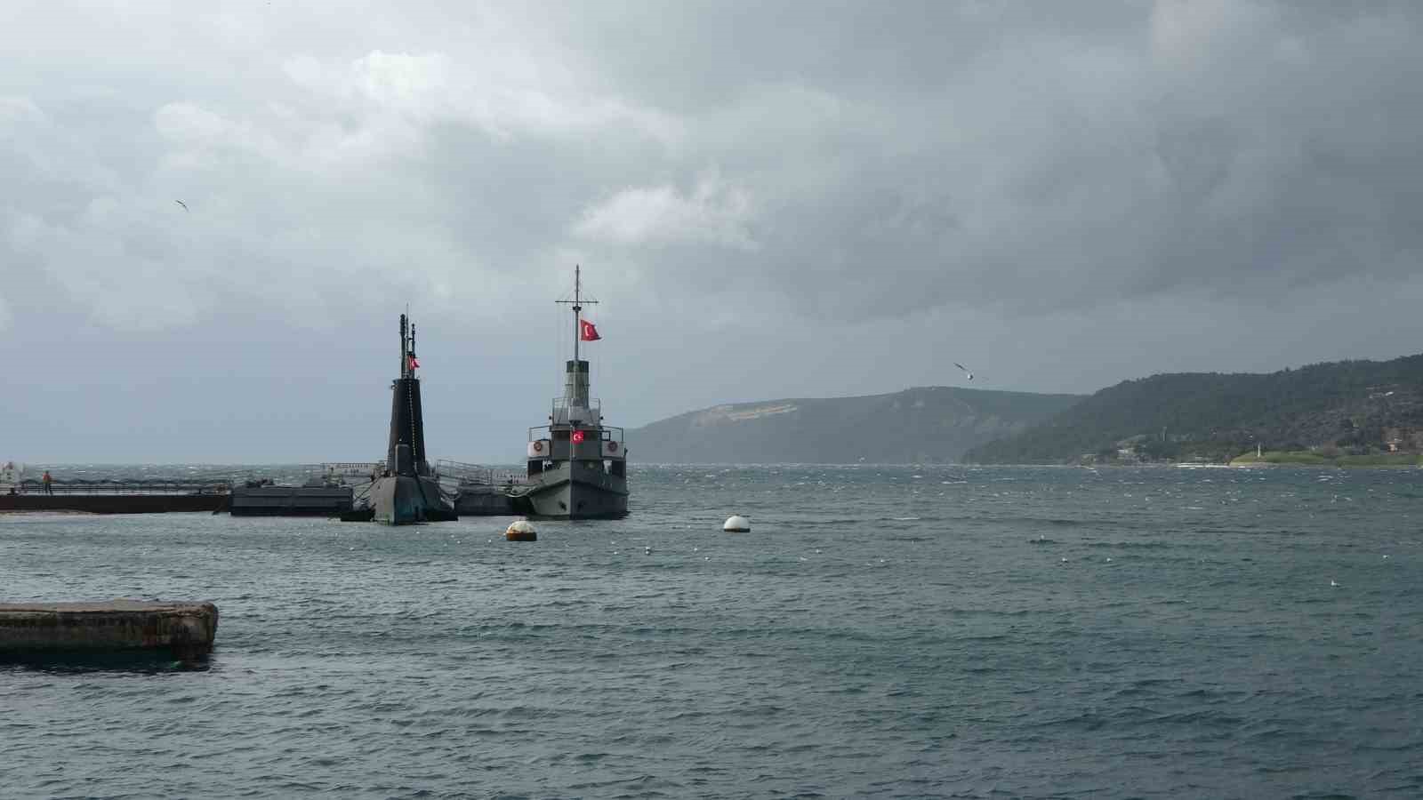 Çanakkale Boğazı fırtına nedeniyle trafiğe kapandı
