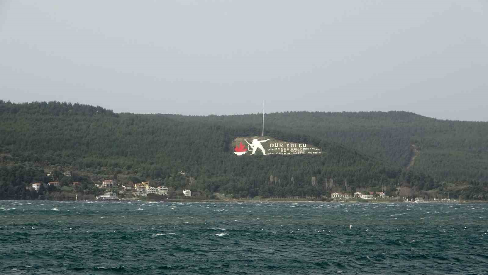 Çanakkale Boğazı fırtına nedeniyle trafiğe kapandı
