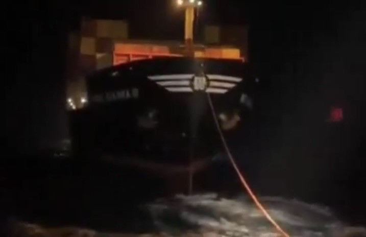 Çanakkale Boğazı’nda konteyner gemisi makine arızası yaptı
