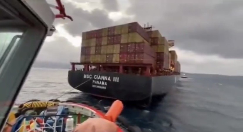 Çanakkale Boğazı’nda konteyner gemisi makine arızası yaptı
