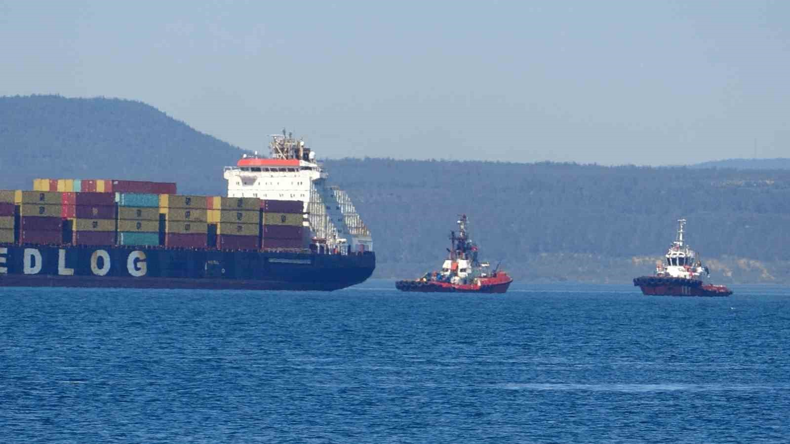 Çanakkale Boğazı’nda konteyner gemisi makine arızası yaptı
