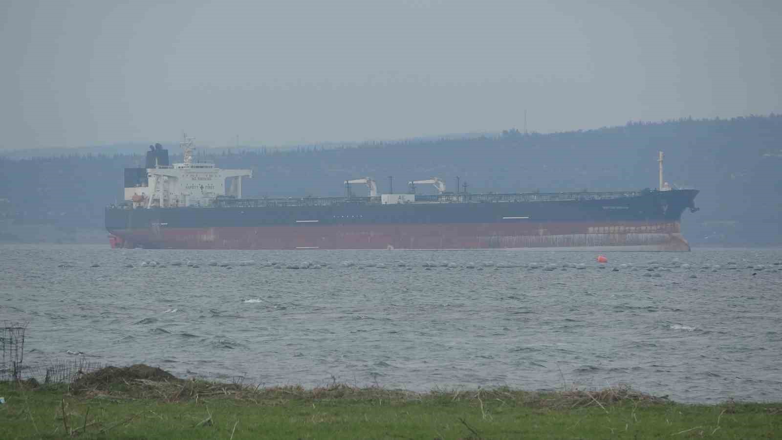 Çanakkale Boğazı’ndan geçen tanker jeneratör arızası yaptı
