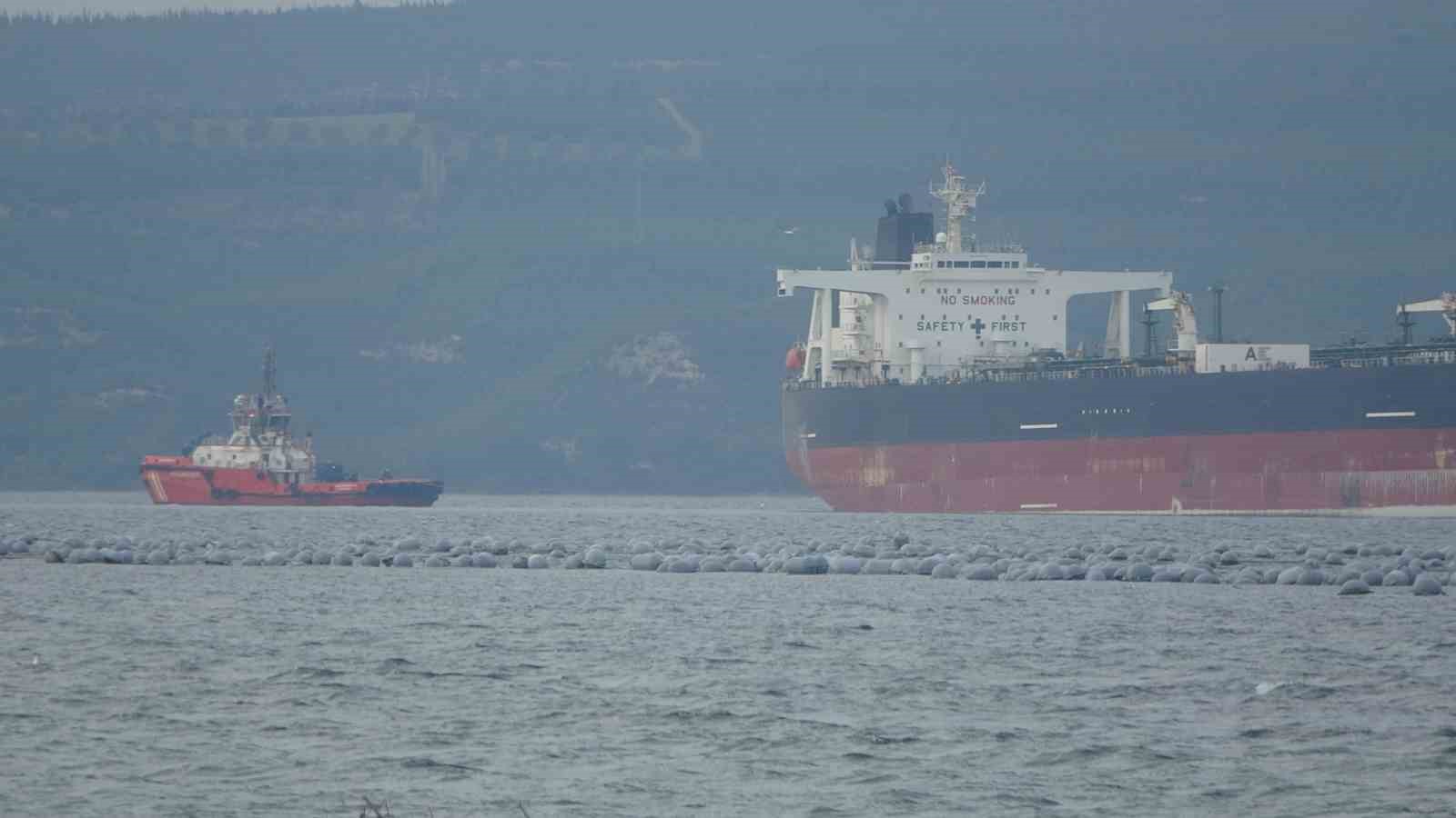 Çanakkale Boğazı’ndan geçen tanker jeneratör arızası yaptı
