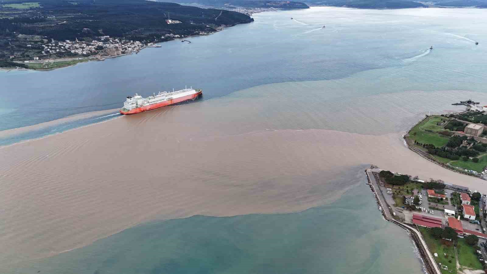 Çanakkale Boğazı’nın rengi değişti; Avrupa Yakası mavi olarak kaldı

