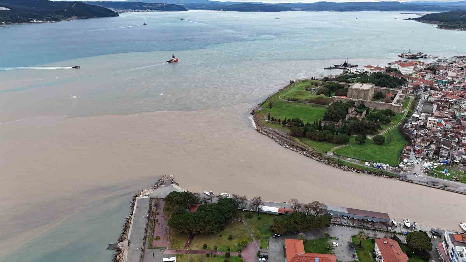 Çanakkale Boğazı’nın rengi değişti; Avrupa Yakası mavi olarak kaldı
