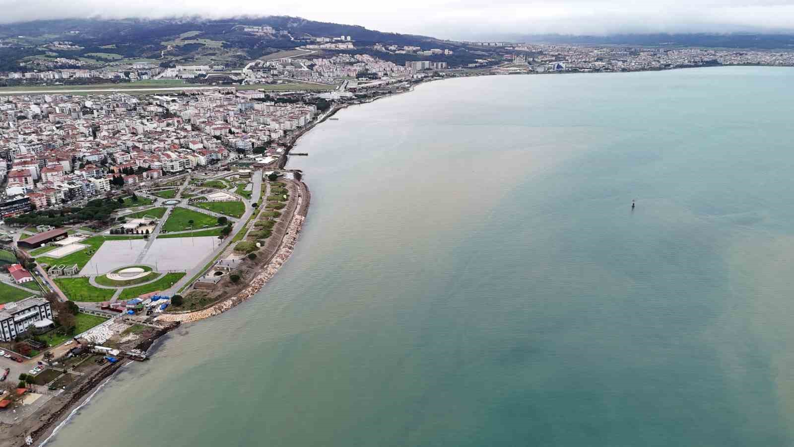 Çanakkale Boğazı’nın rengi değişti; Avrupa Yakası mavi olarak kaldı
