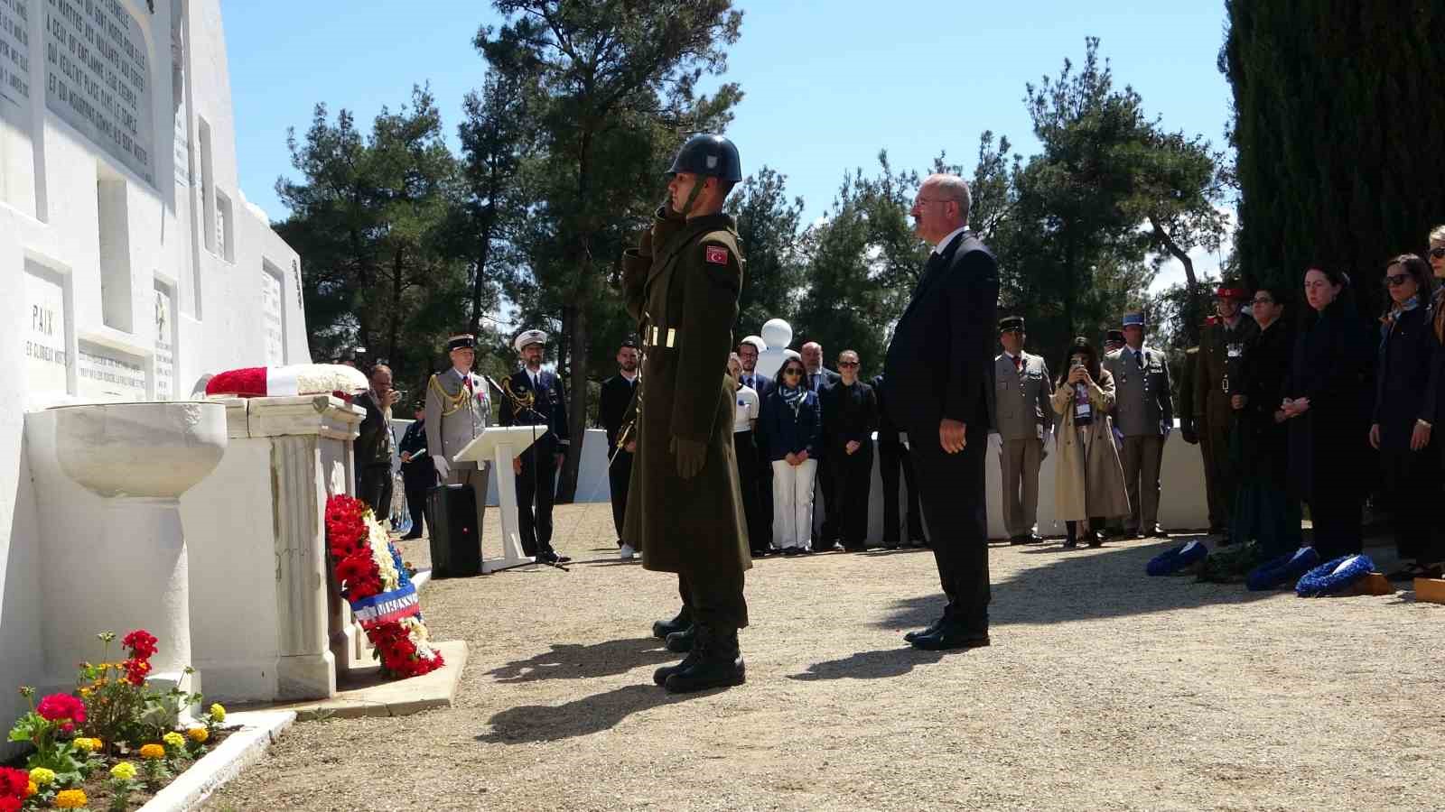 Çanakkale Kara Savaşları’nın yıl dönümünde Fransız ve İngiliz anıtlarında tören düzenlendi
