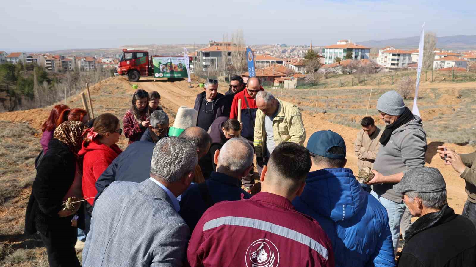 Çanakkale şehitleri için 438 fidan toprakla buluştu
