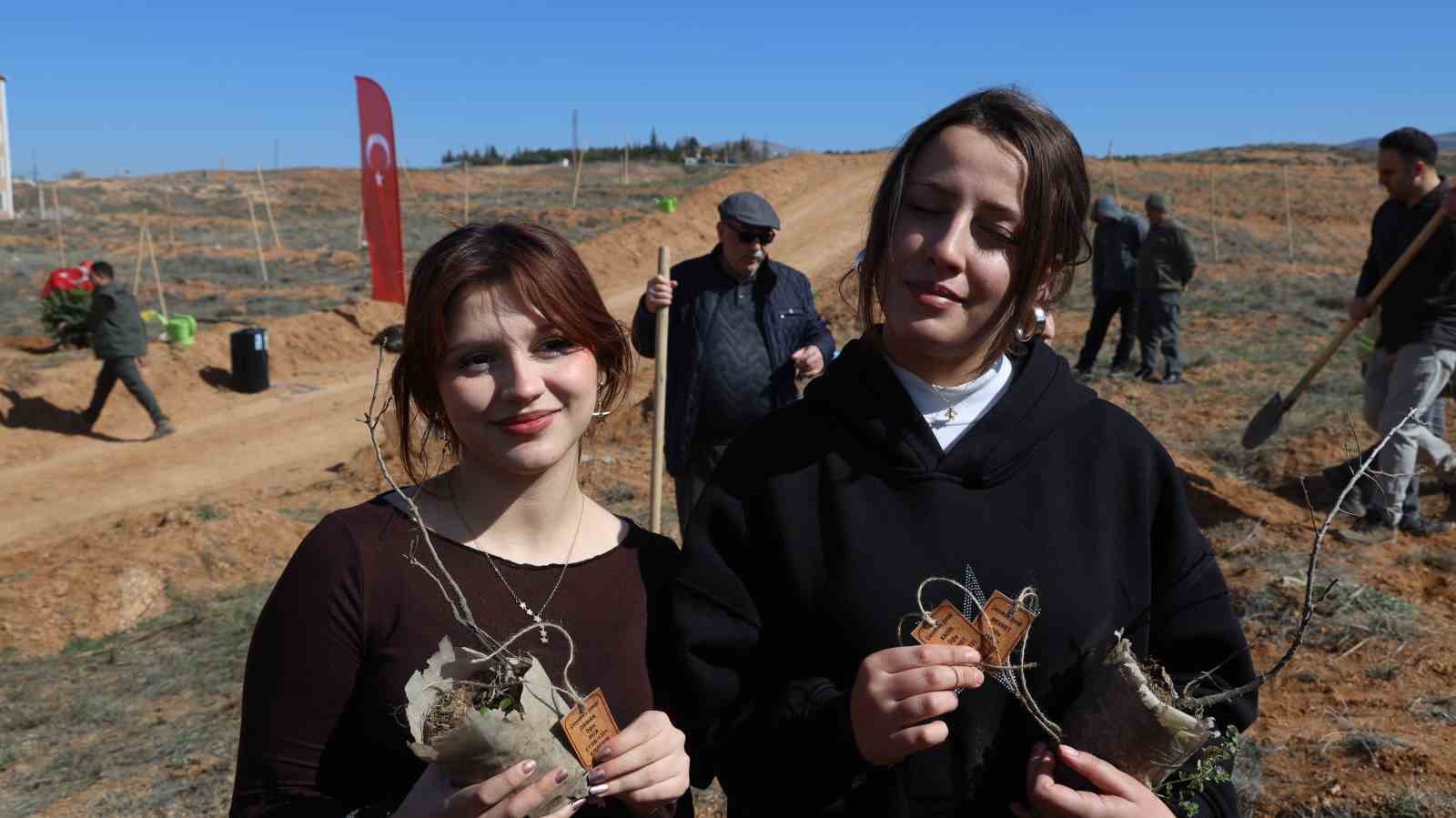 Çanakkale şehitleri için 438 fidan toprakla buluştu
