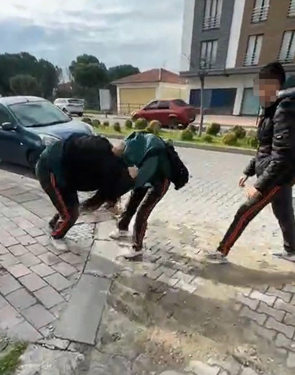 Çanakkale’de 14 yaşındaki kızın yaşıtı tarafından darbedildiği iddiası
