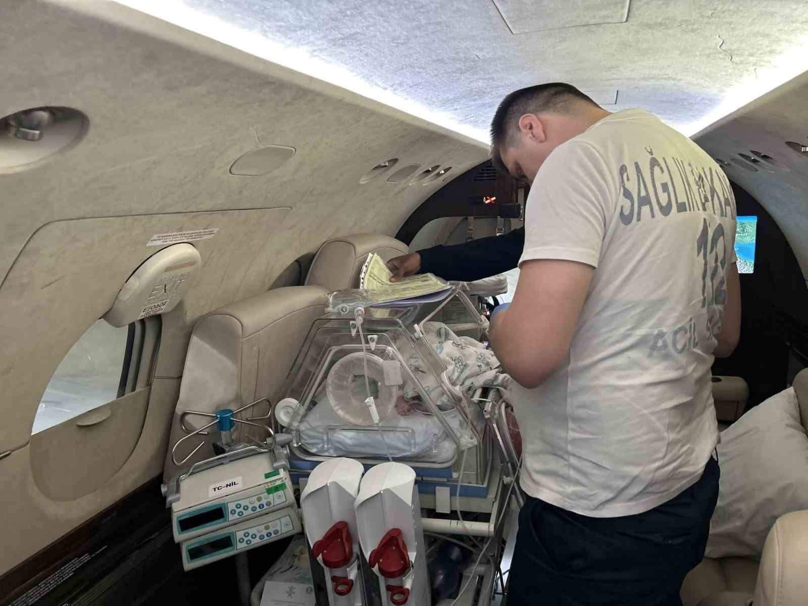 Çanakkale’de 54 günlük bebek uçak ambulansla Ankara’ya sevk edildi
