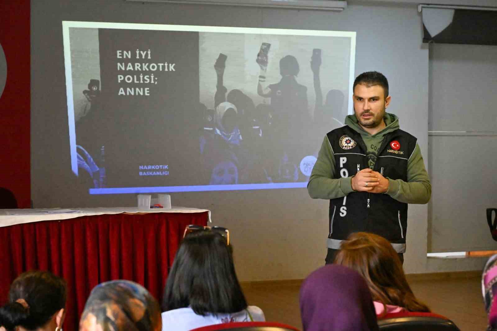 Çanakkale’de 65 bin 257 vatandaşa uyuşturucuyla mücadeleye yönelik farkındalık eğitimi
Çanakkale’de 65 bin 257 vatandaşa uyuşturucuyla mücadeleye yönelik farkındalık eğitimi