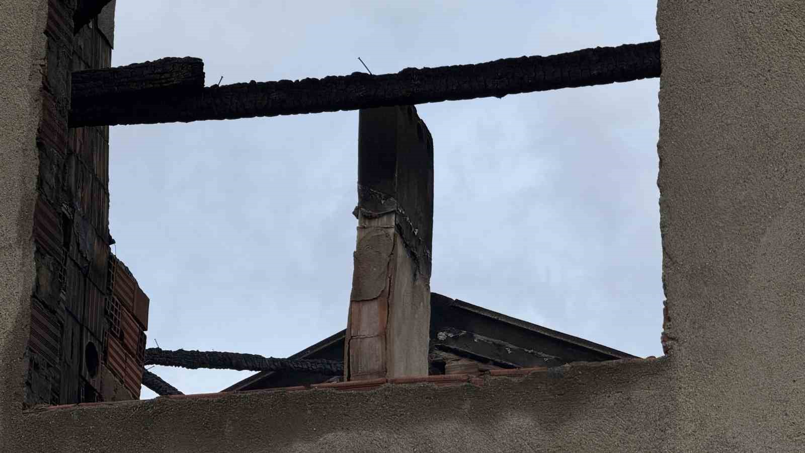 Çanakkale’de baca yangını çatıyı küle çevirdi
