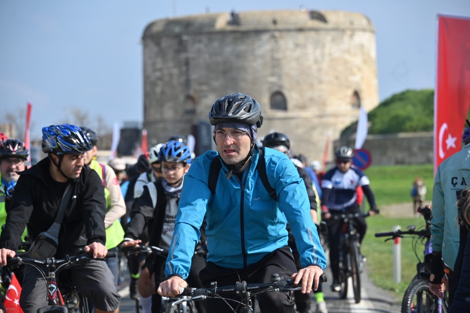 Çanakkale’de bin 50 bisikletli şehitlere saygı için pedal çevirdi
