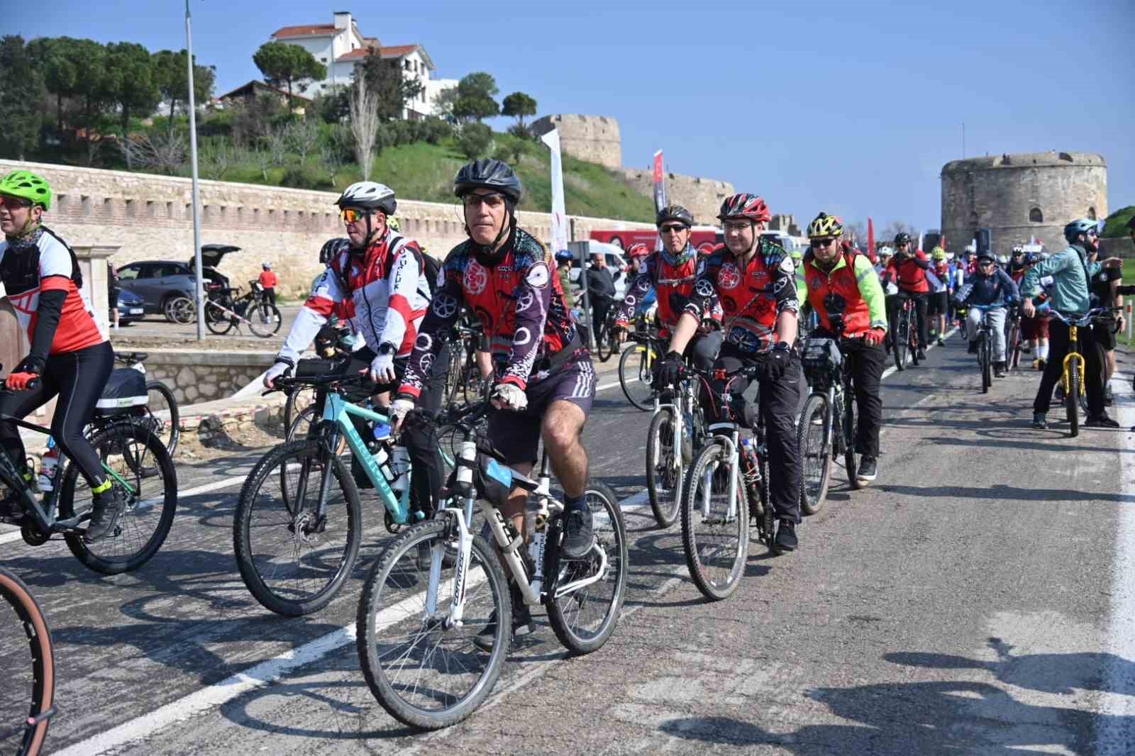 Çanakkale’de bin 50 bisikletli şehitlere saygı için pedal çevirdi
