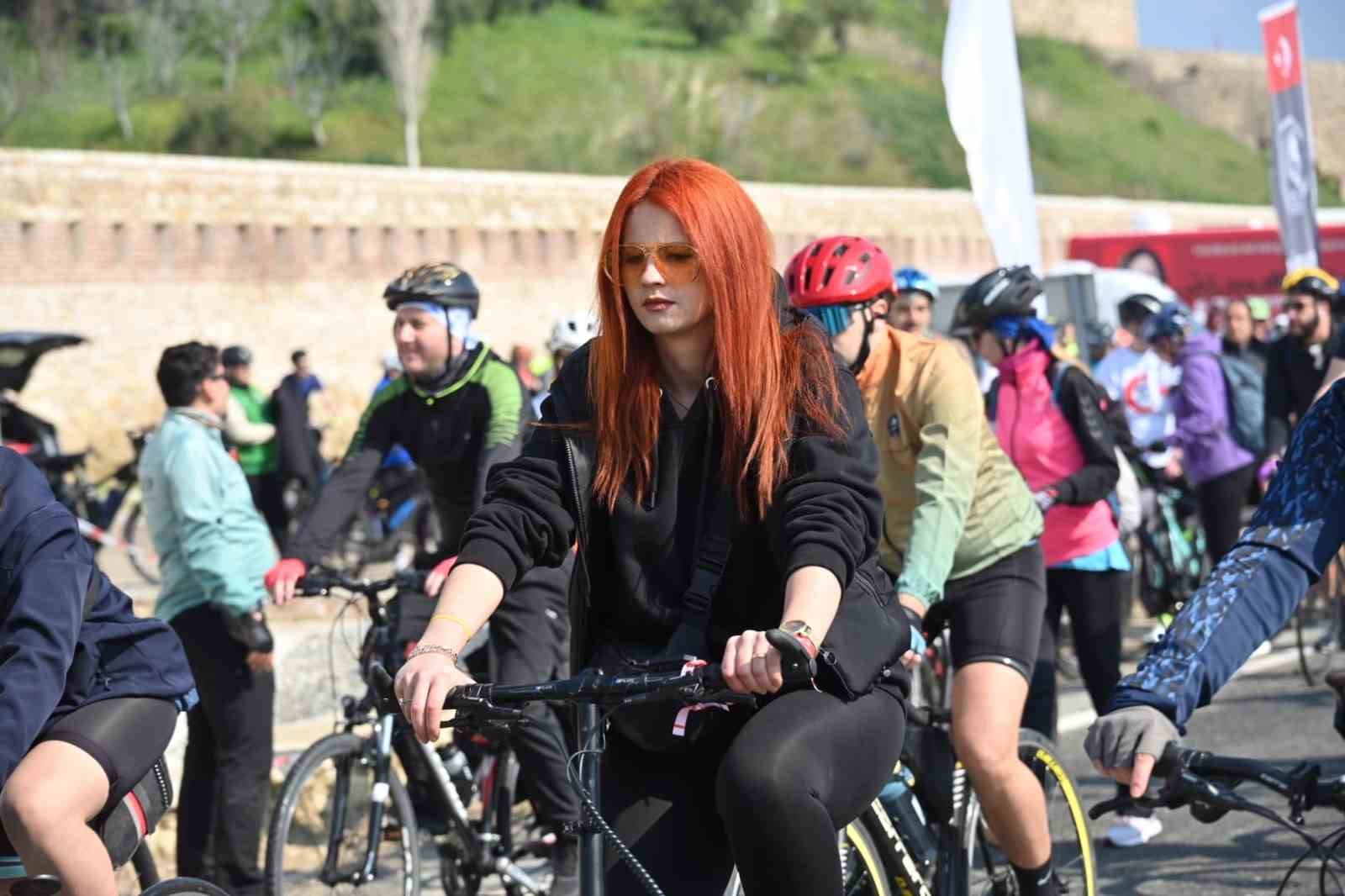 Çanakkale’de bin 50 bisikletli şehitlere saygı için pedal çevirdi
