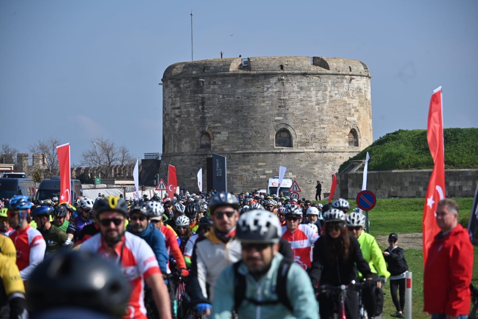 Çanakkale’de bin 50 bisikletli şehitlere saygı için pedal çevirdi
