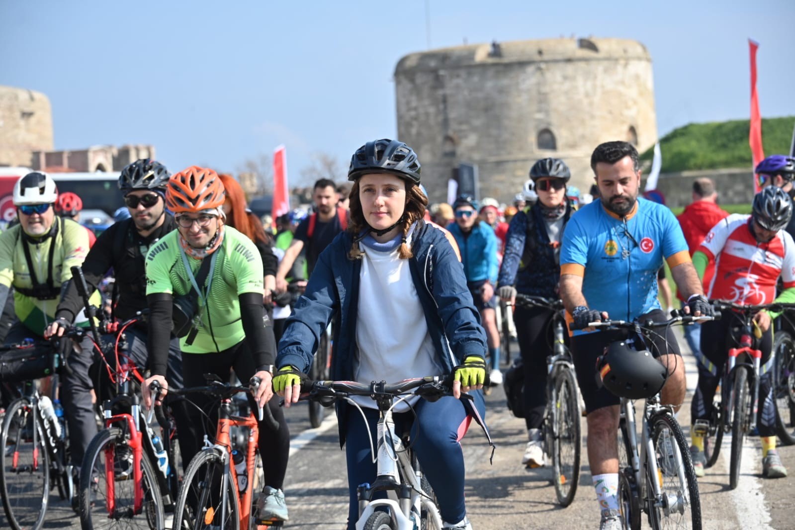 Çanakkale’de bin 50 bisikletli şehitlere saygı için pedal çevirdi
