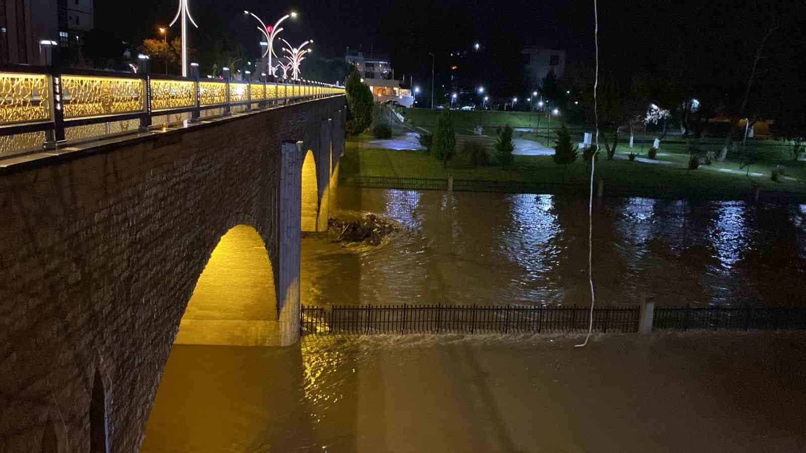 Çanakkale’de çay taştı: Otopark sular altında kaldı
