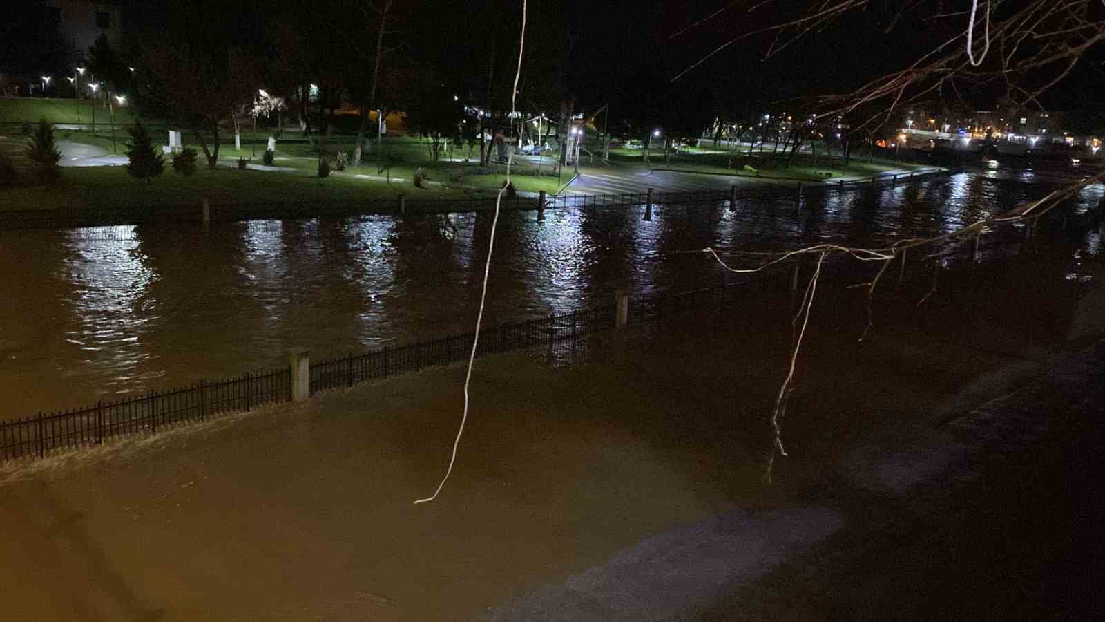 Çanakkale’de çay taştı: Otopark sular altında kaldı
