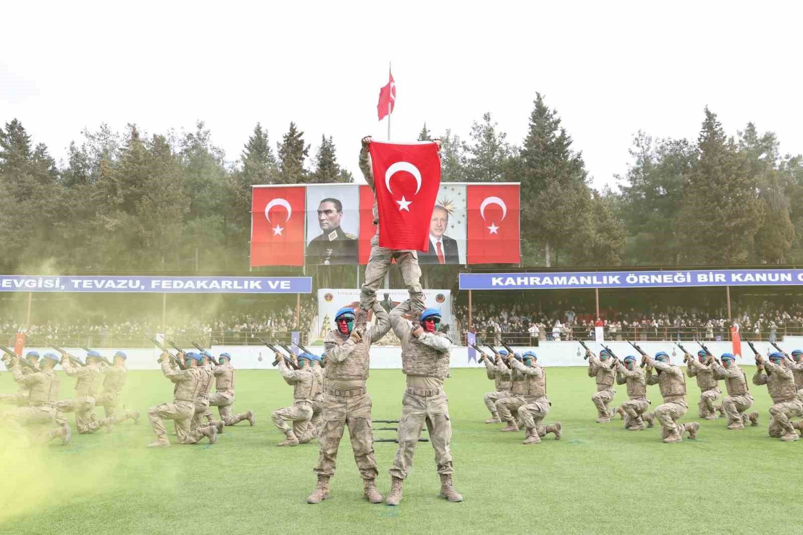 Çanakkale’de eğitimleri tamamlanan acemi erler yemin etti
