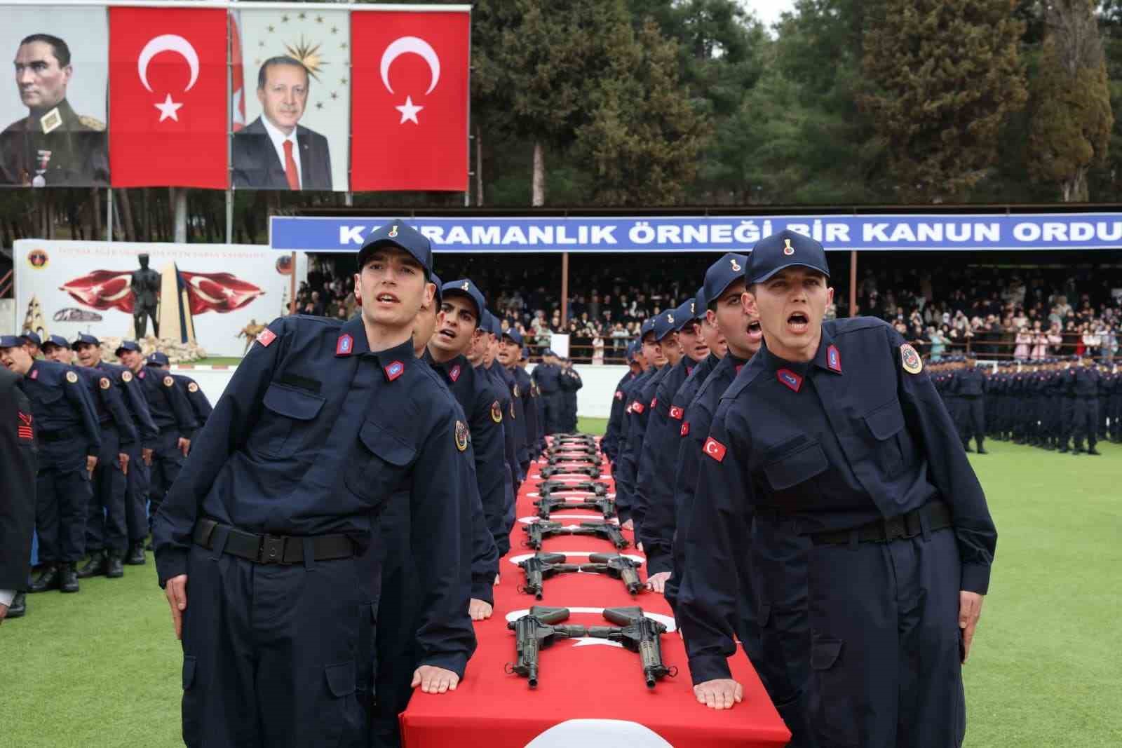 Çanakkale’de eğitimleri tamamlanan acemi erler yemin etti
