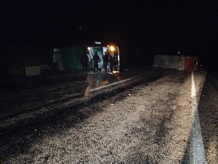 Çanakkale’de itfaiye aracı, yardım için gittiği tıra çarptı: 1’i ağır 2 yaralı
