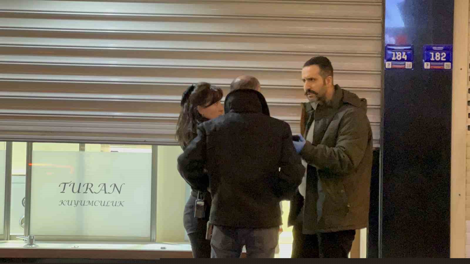 Çanakkale’de kar vaadiyle vatandaşları dolandıran kuyumcunun işletmesinde yapılan incelemede sahte altınlar ortaya çıktı
Çanakkale’de kar vaadiyle vatandaşları dolandıran kuyumcunun işletmesinde yapılan incelemede sahte altınlar ortaya çıktı